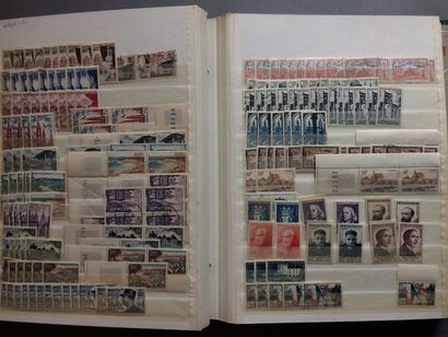FRANCE - 2 Classeurs contenant des timbres...