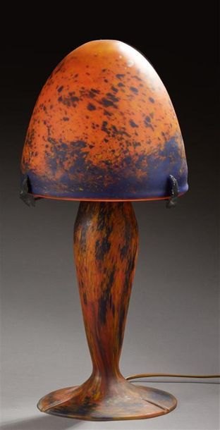 LE VERRE FRANCAIS
Lampe en verre orange moucheté...