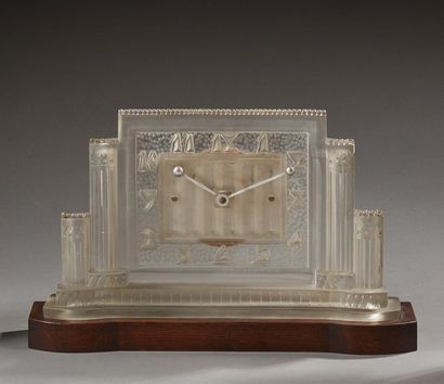 Léon HATOT (1883-1953)
Pendule en verre moulé...