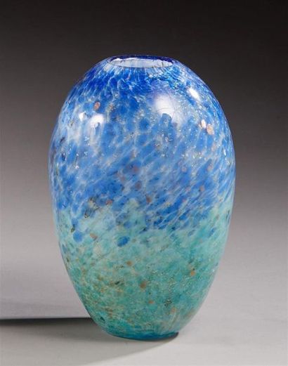 Vase ovoïde en verre soufflé à décor marmoréen...