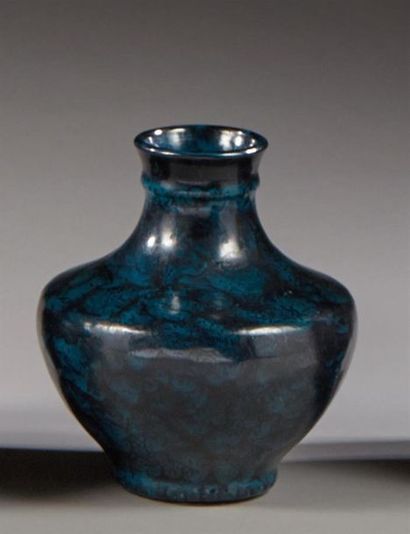 EMILE DECOEUR - 
Vase balustre à corps épaulé...