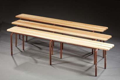 Trois bancs d'écolier, piétement en métal...