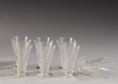 René LALIQUE (1860-1945)
Sept verres coniques...