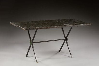 Table à piètement en tube de métal à section...