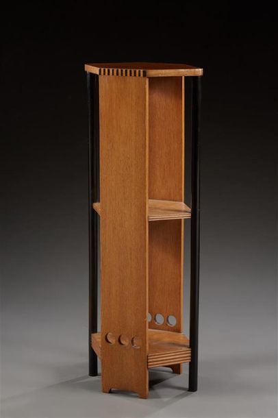 Travail allemand vers 1910
Etagère sellette...