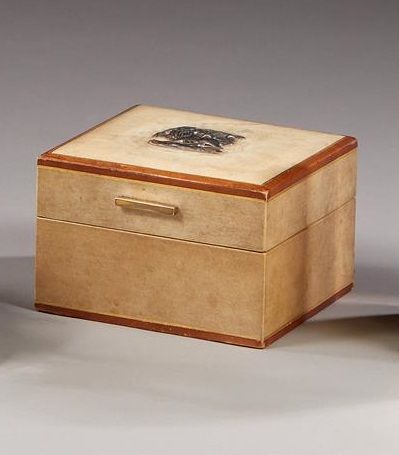 Boîte de jeux de cartes gainé de parchemin...