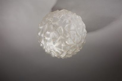 René LALIQUE (1860 - 1945) 
Plafonnier sphérique...