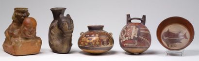 VASE de forme globulaire surmonté d'une anse...