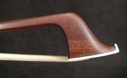 Archet de violoncelle de Mirecourt de l'atelier...