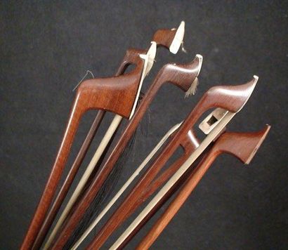 Lot de 8 archets divers, violon et violoncelle...