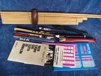 Lot comprenant 1 flute de pan, 1 flûte indienne,...