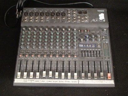 Console de mixage Yamaha MX 124. En l'ét...