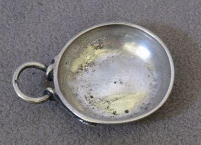 Tasse à vin en argent, l'anse serpent enroulé,...