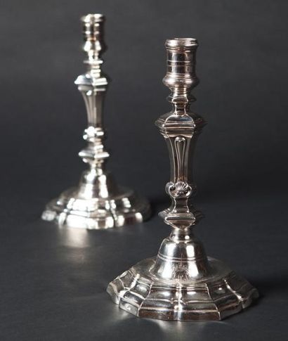 Deux flambeaux formant paire en argent, la...