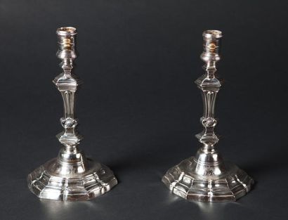 Deux flambeaux formant paire en argent, la...