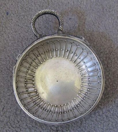Tasse à vin en argent, à décor de perles...