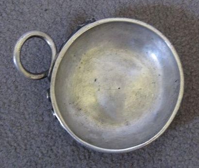Tasse à vin en argent, posant sur une petite...