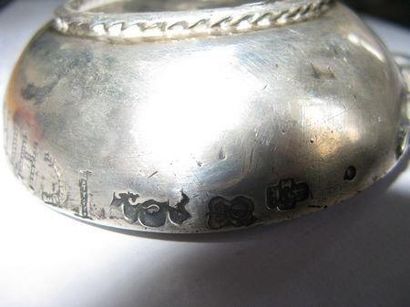 Tasse à vin en argent, posant sur une petite...