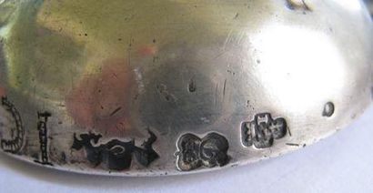 Tasse à vin en argent, posant sur une petite...