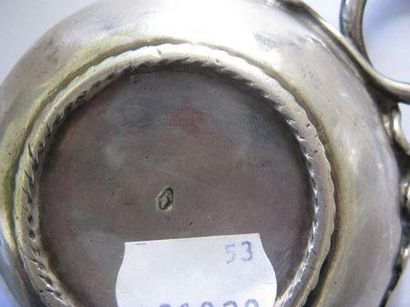 Tasse à vin en argent, posant sur une petite...