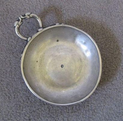 Tasse à vin en argent, posant sur une petite...
