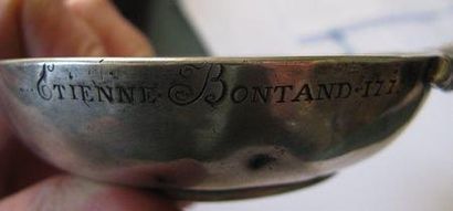 Tasse à vin en argent, posant sur une petite...