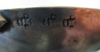 Tasse à vin en argent, posant sur une petite...