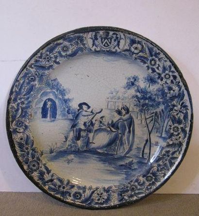 DELFT
Grand plat en faïence à décor en camaïeu...
