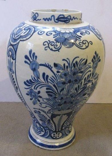 DELFT
Vase en faïence à décor en camaïeu...