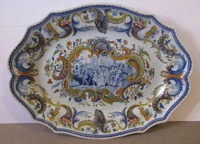 PORQUIER
Grand plat en faïence polychrome,...