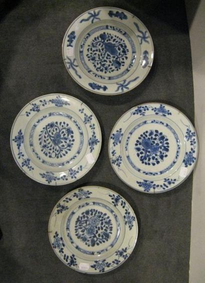 CHINE
Quatre assiettes en porcelaine à décor...
