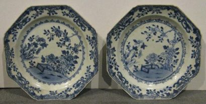 CHINE
Paire d'assiettes creuses octogonales...