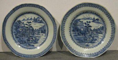 CHINE
Paire d'assiettes en porcelaine à décor...
