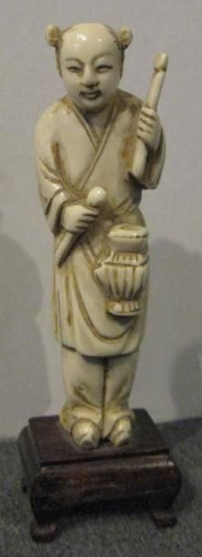 CHINE
Statuette en ivoire figurant un joueur...