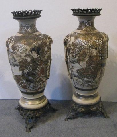 JAPON
Paire de vases fuselés à col rétréci...