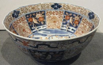 JAPON
Vasque en porcelaine à décor Imari...