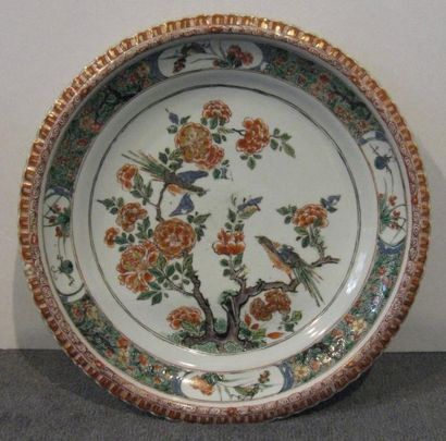 CHINE
Plat creux à aile dentelée en porcelaine...