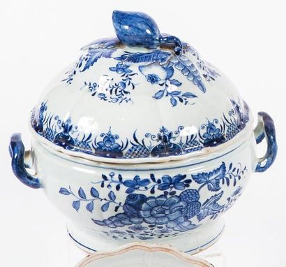 CHINE
Soupière de forme ronde et lobée en...