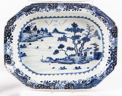 CHINE
Plat creux octogonal en porcelaine...