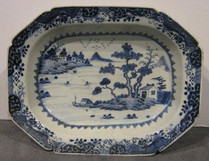 CHINE
Plat creux octogonal en porcelaine...