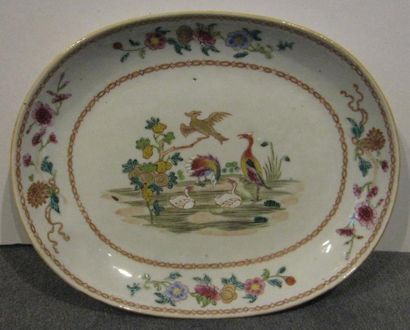 CHINE
Plat long creux en porcelaine à décor...