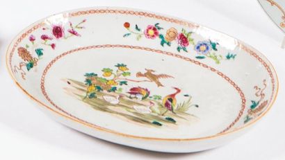 CHINE
Plat long creux en porcelaine à décor...