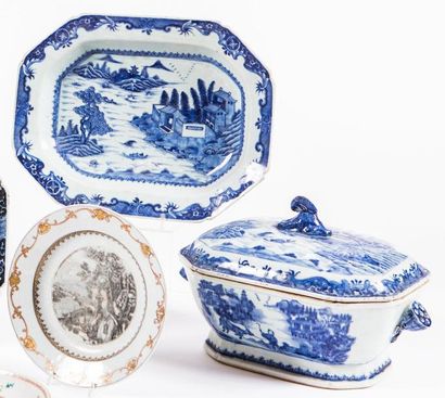 CHINE
Soupière couverte et son dormant en...