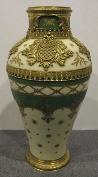 SÈVRES
Vase en porcelaine à décor doré sur...