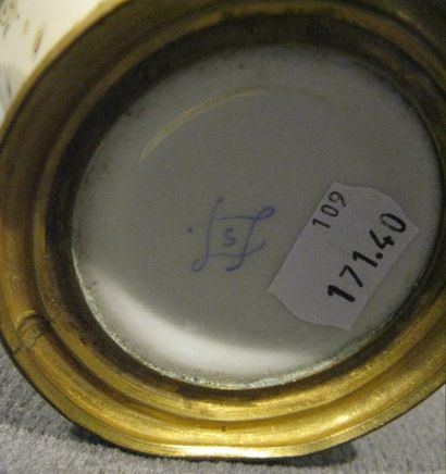 SÈVRES
Vase en porcelaine à décor doré sur...