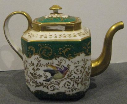 PARIS
Théière en porcelaine à décor d'oiseaux...