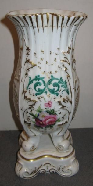 PARIS
Vase en porcelaine à décor polychrome...