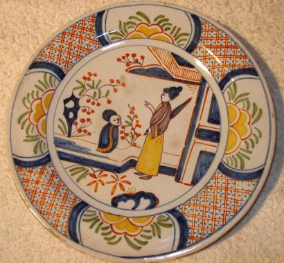 DELFT
Assiette en faïence polychrome à décor...