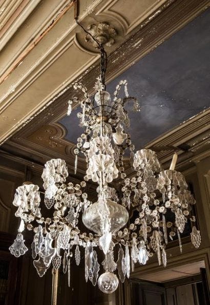 Lustre en bronze, métal plat et volutes à...