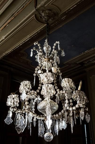 Lustre en bronze, métal plat et volutes à...